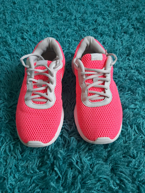 girls size 5 nike trainers